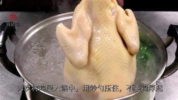 怎样做“白斩鸡”才能鸡肉嫩滑爽口，饱含水分，成品完整的做法步骤2