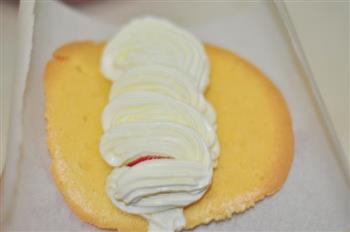 草莓奶油蛋糕卷的做法步骤15