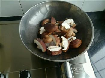 香菇炒肉块的做法步骤4