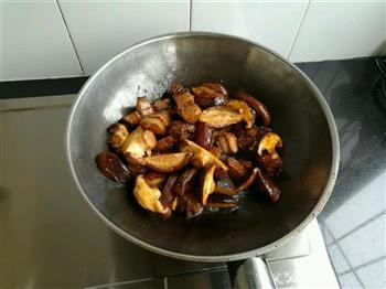 香菇炒肉块的做法步骤9