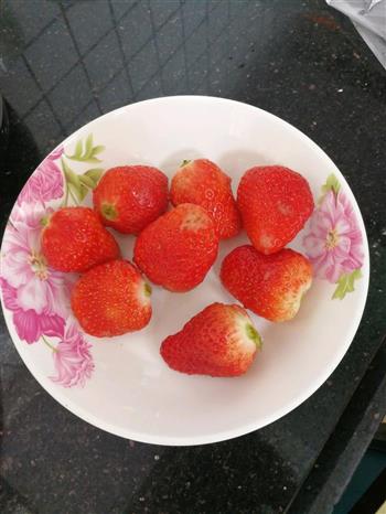 冰糖草莓的做法图解1