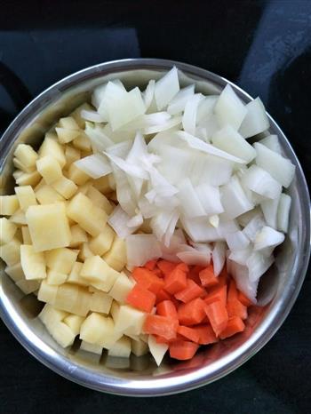 咖喱牛肉炖土豆的做法图解2