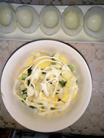 三文鱼沙拉蛋黄盏的做法步骤1