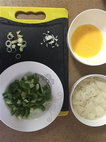 青椒土豆炒面片的做法步骤2