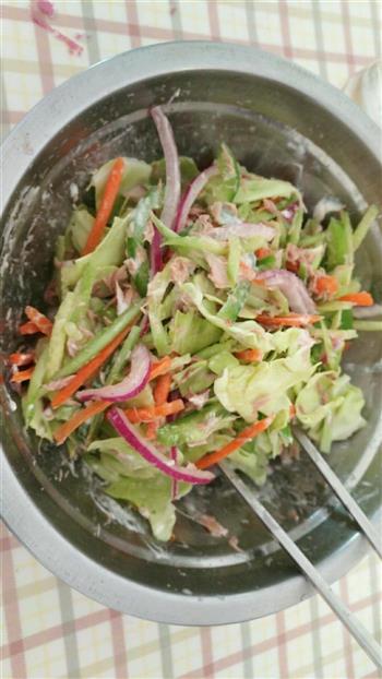 生拌金枪鱼蔬菜沙拉的做法步骤1