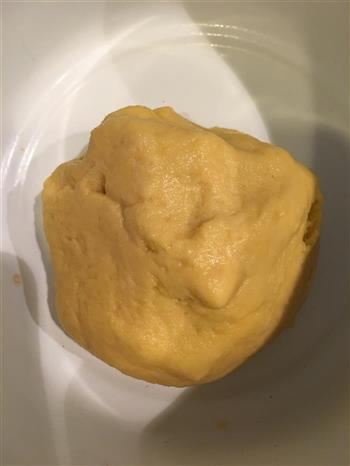 香菇木耳焖鸡+玉米饼锅贴的做法图解2