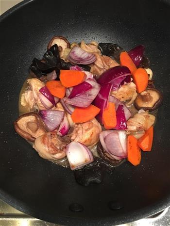 香菇木耳焖鸡+玉米饼锅贴的做法步骤8