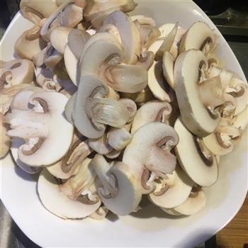 蘑菇炒肉片的做法步骤1