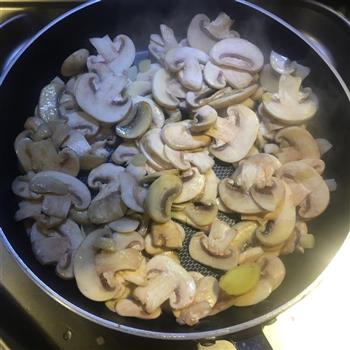 蘑菇炒肉片的做法步骤5