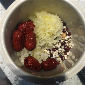 春日养颜排毒餐，丑耳红豆薏米汤的做法步骤2