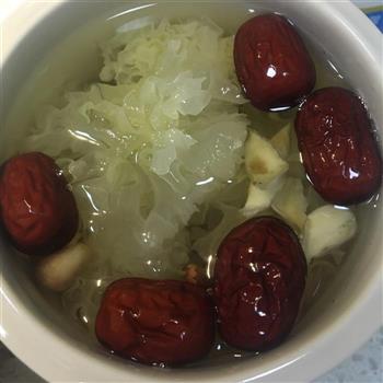 春日养颜排毒餐，丑耳红豆薏米汤的做法图解3
