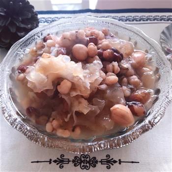 春日养颜排毒餐，丑耳红豆薏米汤的做法步骤5