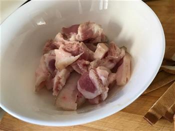 蒜苗回锅肉+豆干的做法步骤2