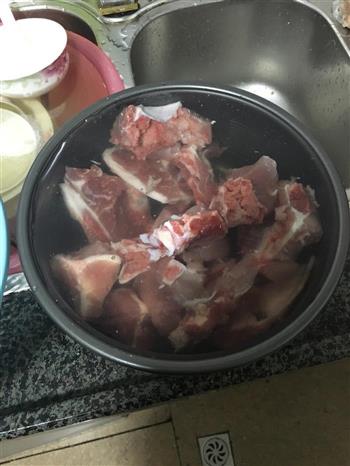 土茯苓坑罗扁豆猪骨汤的做法图解3