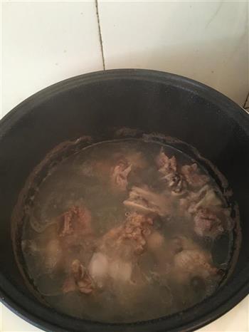 胡萝卜玉米淮山猪骨汤的做法步骤1