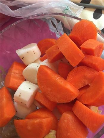 胡萝卜玉米淮山猪骨汤的做法步骤2