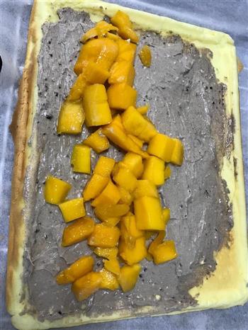 奥利奥奶油夹心芒果蛋糕卷的做法步骤4