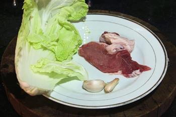 大白菜猪肉抱蛋锅贴的做法步骤1