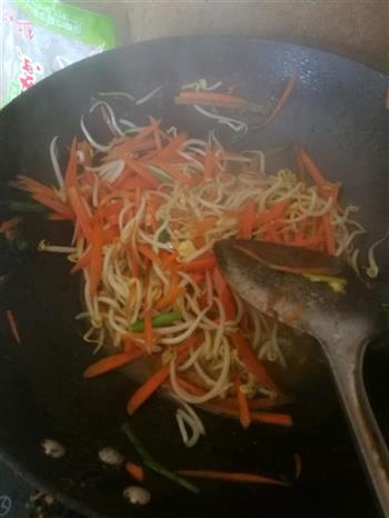 两人午餐 炒热干面 和紫菜汤的做法步骤4