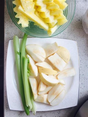 芹菜菠萝梨汁的做法步骤1