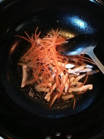 韭黄炒胡萝卜丝的做法步骤3