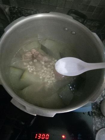 冬瓜薏米猪脚汤的做法图解4