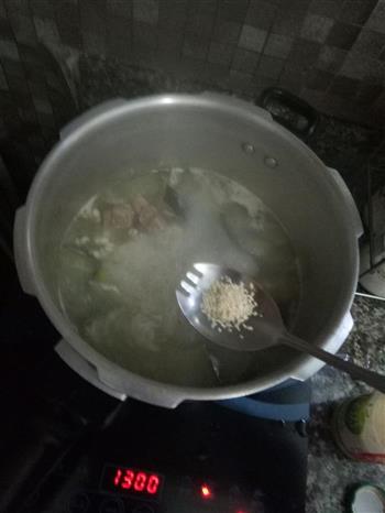 冬瓜薏米猪脚汤的做法图解5