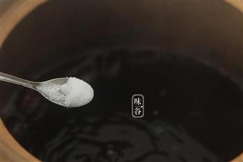 黑豆杜仲猪尾汤的做法图解6