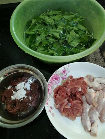 枸杞叶瘦肉粉肠猪肝汤的做法步骤2
