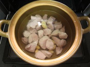 腐竹银杏瘦肉汤的做法图解2