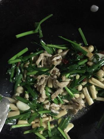 韭菜蘑菇炒肉丝的做法步骤10