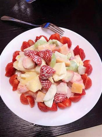 草莓系水果沙律的做法步骤1