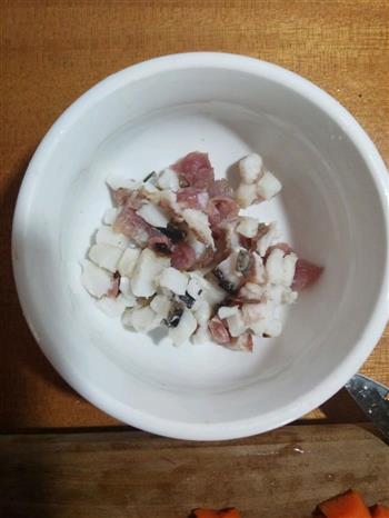 电饭锅腊肉胡萝卜焖饭的做法步骤1