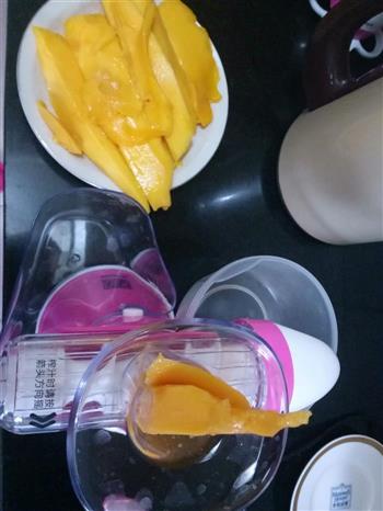 榨芒果汁的做法步骤3
