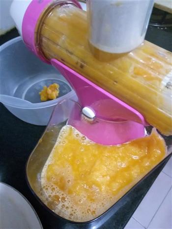 榨芒果汁的做法步骤4