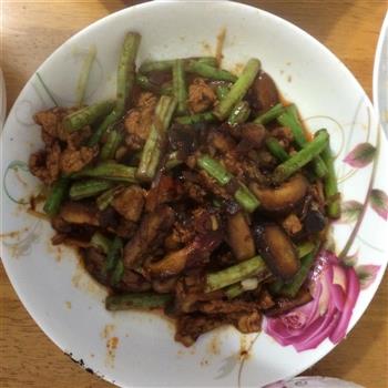 豇豆香菇炒肉-郫县豆瓣酱版的做法步骤4