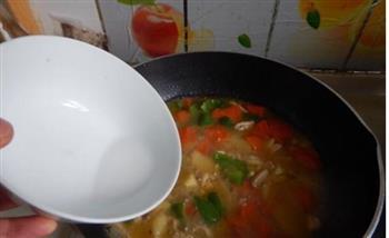 土豆菜椒炖鸡丁的做法步骤11