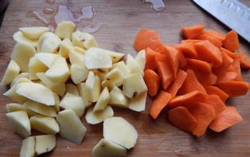 土豆菜椒炖鸡丁的做法图解2