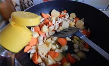 土豆菜椒炖鸡丁的做法图解7