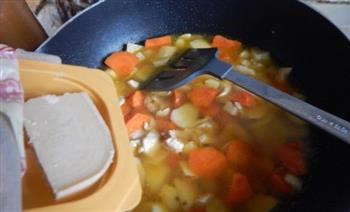 土豆菜椒炖鸡丁的做法图解9