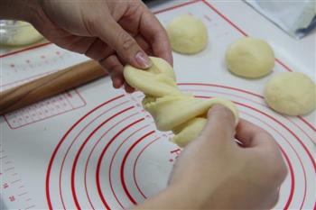 奶香椰蓉面包卷的做法步骤9