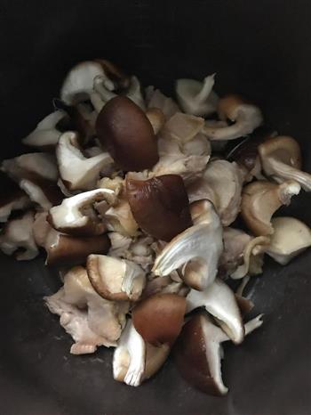 香菇炖鸡汤的做法步骤3