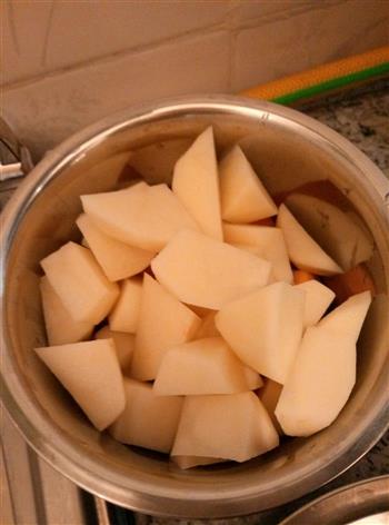 胡萝卜土豆炖鸡块-营养美味的做法步骤1