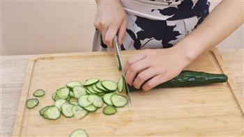 黄瓜炒肉丝—迷迭香的做法步骤1