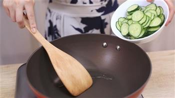 黄瓜炒肉丝—迷迭香的做法步骤5