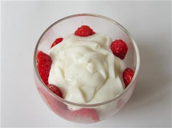 草莓酸奶饮女性的朋友的做法步骤4