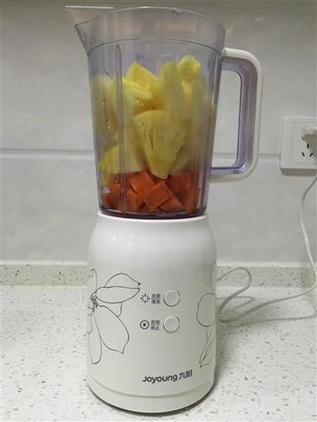 菠萝胡萝卜汁的做法步骤4