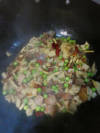 莲藕青豆炒腊肉的做法步骤7