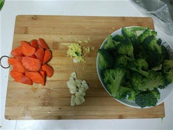 素炒西兰花胡萝卜的做法步骤1