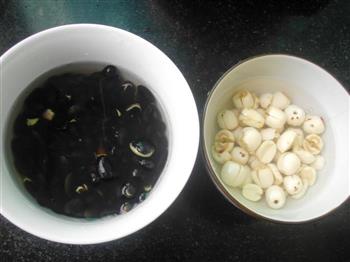 黑豆莲子鸡汤的做法步骤2